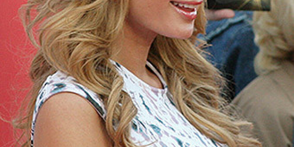 Ballīšu karaliene Parisa Hiltone „Comedy Club” 10 gadu jubilejas pasākumā fotogrāfiem kārtīgi iepozēja un veltīja milzumdaudz smaidu.