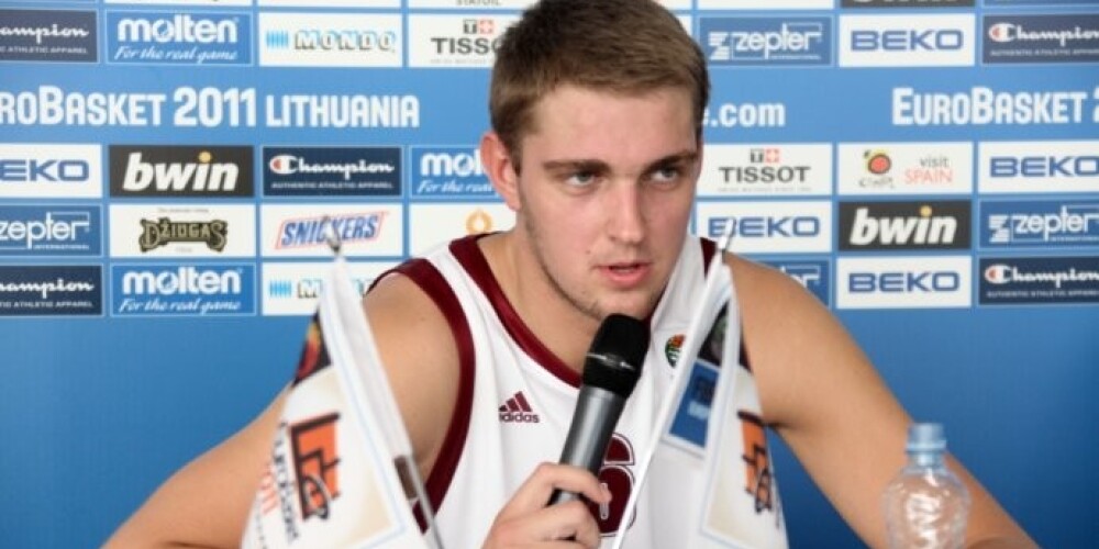 Latvijas basketbola izlase aizvada neveiksmīgas mača beigas un zaudē Serbijai