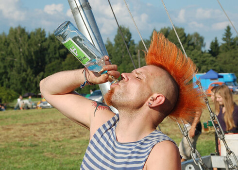 Slavenākais Vecrīgas panks Peksis, ierāvis krietnu malku, atpūšas brīvdabas festivālā.