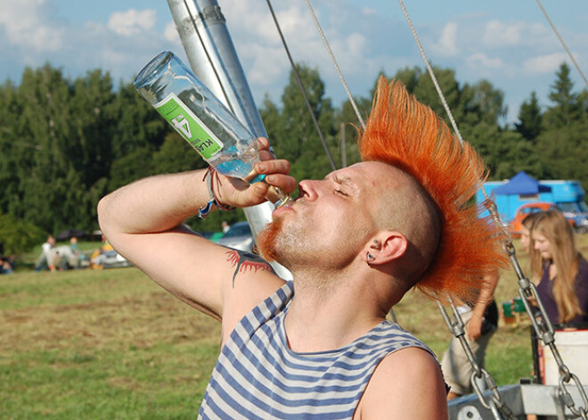 Pudele šņabja un grebene. Tā panks Peksis figurēja mūzikas festivālā! FOTO