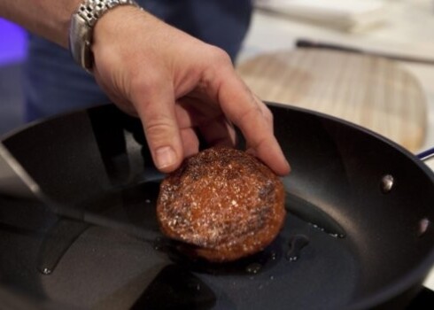 Bija plānots, ka garšas ziņā mākslīgajai kotletei nebūtu jāatšķiras no īsta liellopa gaļas garšas. Tomēr ēdēji pamanīja, ka kotletē trūkst... taukainuma.