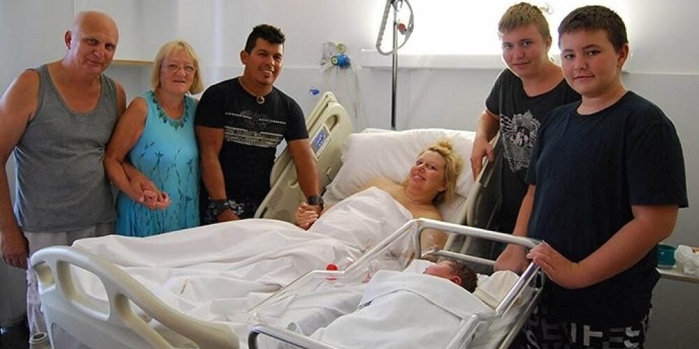 Рождение девочки стало настоящей сенсаций – впервые в Испании врачи приняли роды, прошедшие естественным путём, в результате которых на свет появился ребёнок весом больше шести килограммов