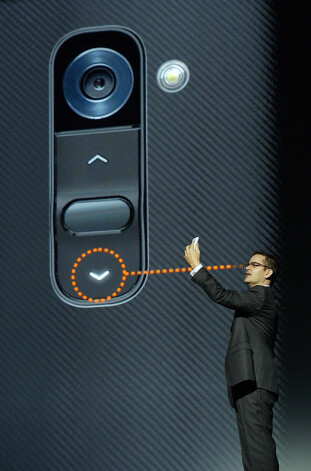 Kontroles pogas no tālruņa sāniem pārvietotas uz aizmuguri.