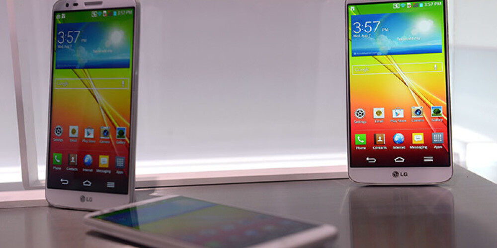 G2, kas ir pirmais viedtelefons no LG jaunās G sērijas, aprīkots ar 5,2 collu augstas izšķirtspējas ekrānu.