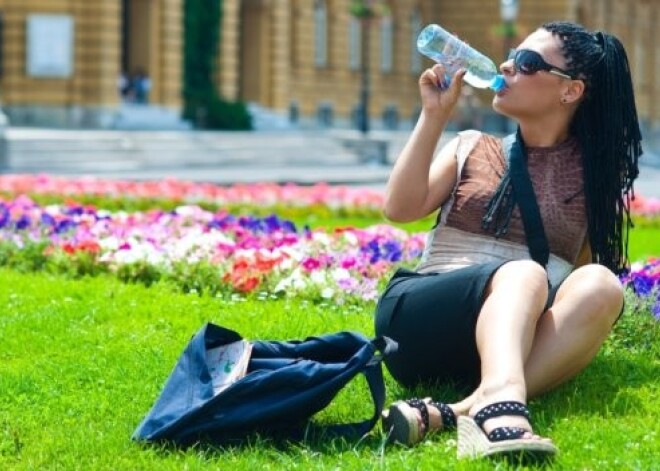 Šodien ir patiešām karsti! Mediķi aicina svelmē ievērot piesardzību