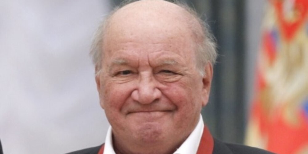 Лев Дуров - настоящий ветеран отечественного кинематографа. Миллионы зрителей помнят его по таким картинам, как "Д'Артаньян и три мушкетера", "Не бойся, я с тобой", "Джек Восьмеркин - американец" и многим другим