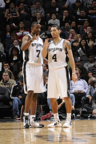 Gani Lavals (pa kreisi), spēlējot Sanantonio Spurs komandas treniņnometnē 2011. gadā.