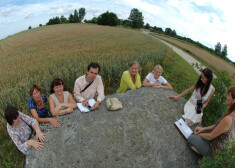Seno dabas svētvietu pētnieki pie Ventkalnu bedrīšakmeņa Talsu pusē. Tā virsmā pirms tūkstošiem gadu ir ieveidotas astoņas bedrītes.