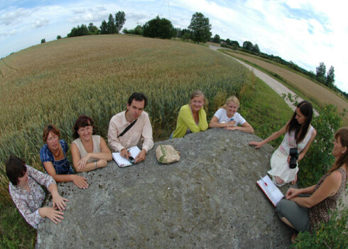 Seno dabas svētvietu pētnieki pie Ventkalnu bedrīšakmeņa Talsu pusē. Tā virsmā pirms tūkstošiem gadu ir ieveidotas astoņas bedrītes.