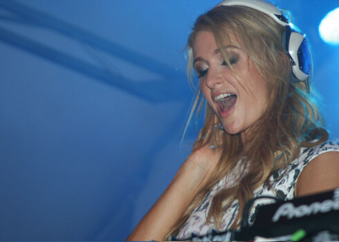 Parisa Hiltone„Comedy Club” ballītē Jūrmalā, pildot dīdžeja pienākumus.