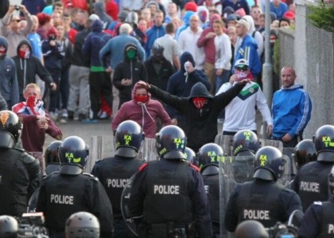 Belfāstu pārņem jauns protestu vilnis: ievainoti 56 policisti