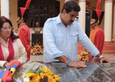 Мадуро не впервые рассказывает о своем особом отношении к Чавесу. Так, в апреле он заявлял, что покойный президент явился ему в виде птицы во время молитвы и благословил на участие в президентских выборах