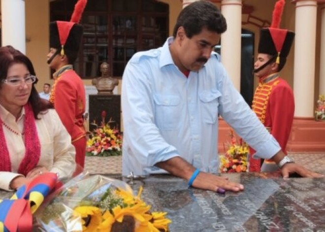 Президент Венесуэлы рассказал о ночевках у могилы Чавеса