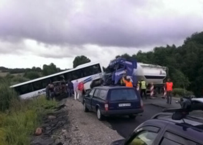 Uz Liepājas šosejas pie Kalvenes notikusi smaga autoavārija; 16 cietušie. FOTO. VIDEO