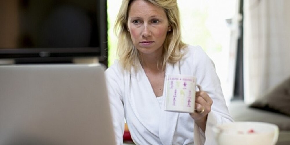 По данным украинских учёных из Института экологии человека, исходящее от включенного компьютера электромагнитное излучение способно изменить структуру воды