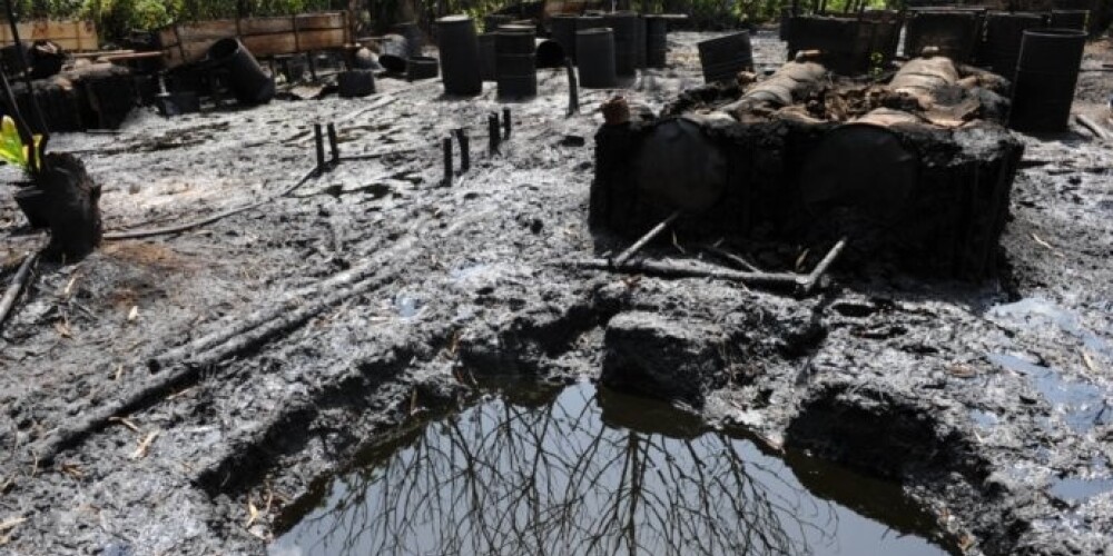 Nigērijā zagļu nelegāli izveidota naftas pārstrādes rūpnīca.