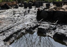 Nigērijā zagļu nelegāli izveidota naftas pārstrādes rūpnīca.