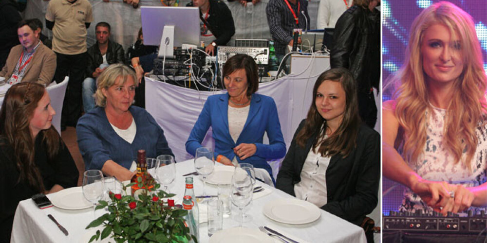 Saeimas deputāte Iveta Grigule (otrā no kreisās) ar meitu sēž pie galdiņa, kas biļešu tirdzniecībā bija vismaz 2500 latu vērts. Deputāte apmeklēja Comedy Club lustīgāko ballīti, kur pie dīdžeja pults rosījās Parisa Hiltone.