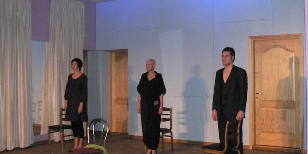 Sestdienas, 17. augusta, vakarā Rīgā, Mazajā ģildē, latviešu un lietuviešu amatierteātru aktieri visus aicina uz teatrālu kafejnīcu. Attēlā: skats no Salaspils teātra izrādes „Jūlijas jaunkundze”.