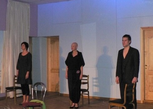 Sestdienas, 17. augusta, vakarā Rīgā, Mazajā ģildē, latviešu un lietuviešu amatierteātru aktieri visus aicina uz teatrālu kafejnīcu. Attēlā: skats no Salaspils teātra izrādes „Jūlijas jaunkundze”.