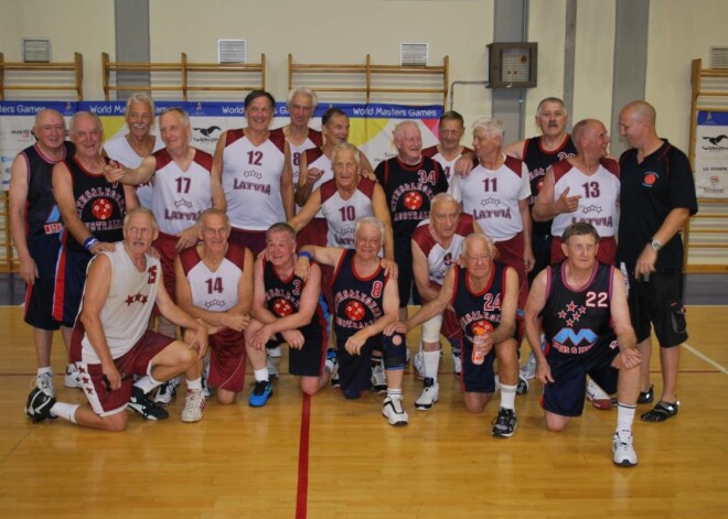 Latvijas senioru 70+ basketbola komanda pēc spēles ar Austrālijas pirmo komandu.