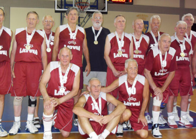 Mūsu basketbola veterāni pasaules spēlēs izcīna trīs zelta medaļu komplektus. FOTO