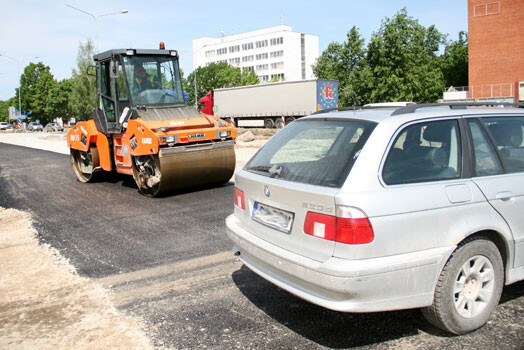 Ceturtdien Jelgavā kopējā satiksmes plūsmā bija nolēmis piedalīties arī kāds ceļu rullis. Viss beidzās ar to, ka pie stūres sēdošais manāmi iereibušais ceļinieks mēģināja saplacināt priekšā stāvošo automašīnu.