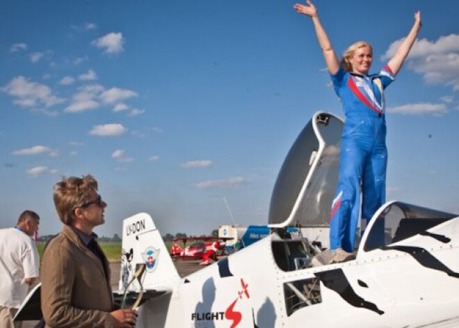 Fantastiskajos aviācijas svētkos triumfē glītā gaišmate Svetlana Kapanina. FOTO