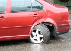 Vēl svētdien no rīta saskādētais auto atradās Nometņu ielā. Ķīlis apņēmies atrast sabojātās automašīnas īpašnieku un atlīdzināt nodarīto papildus apdrošināšanas kompensācijai.