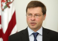 Premjers Valdis Dombrovskis tiek uzrunāts, atgādinot faktu, ka pēkšņs 30 procentu izdevumu pieaugums radītu grūtības ikvienai nozarei.