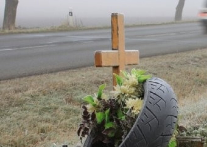 Dzēruša motociklista izraisītā avārijā Bauskas novadā iet bojā 10 gadu vecs zēns