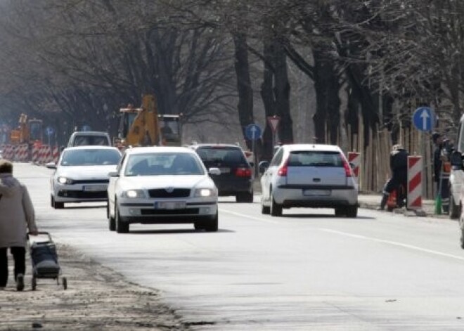 Ierobežo satiksmi Vienības gatves posmā