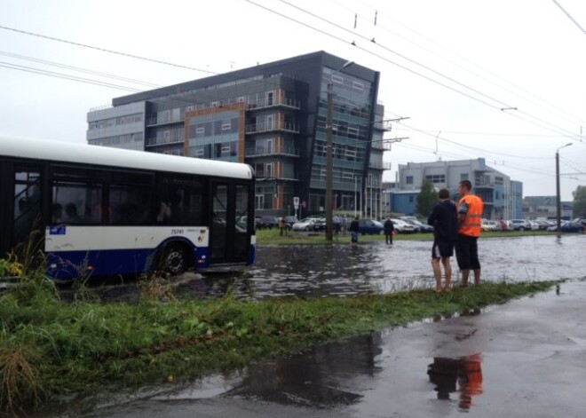 Applūdušu ielu dēļ Rīgā apturēta 3.trolejbusa satiksme un ierobežota 5.tramvaja kustība. VIDEO