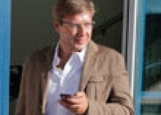 Kas Ušakovam ir uz mobilā telefona vāciņa? FOTO