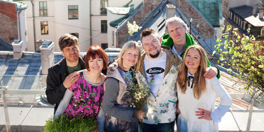 Kopā ar raidījuma „Te!” komandu – Daci Grimzi, Māri Olti, Martu Selecku, Paulu Timrotu un Santu Bindemani.