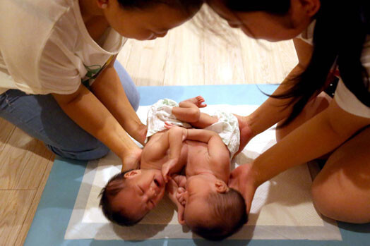 Cейчас о малышках заботятся члены организации Angel Mom