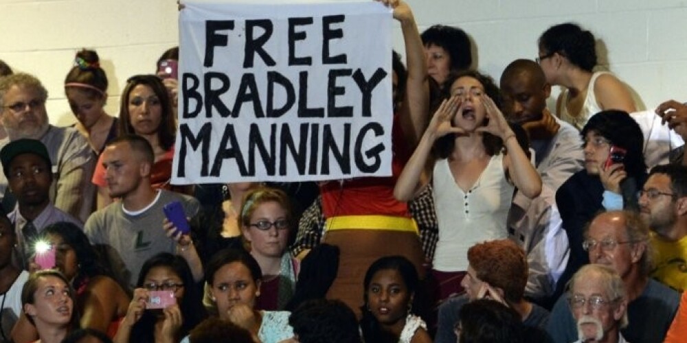 Отметим, что защитники Мэннинга в качестве одной из причин для смягчения наказания называли тяжелое детство и нетрадиционную сексуальную ориентацию их клиента, из-за которой он очень натерпелся в армии