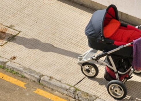 Jaunā māmiņa paliek uz ielas ar mazuli; Rīgā krīzes centros neesot vietu