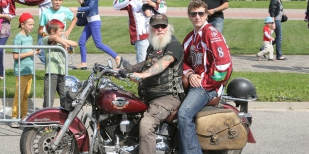 Rīgas "Dinamo" uz sezonas atklāšanas svētkiem ierodas ar motocikliem. FOTO