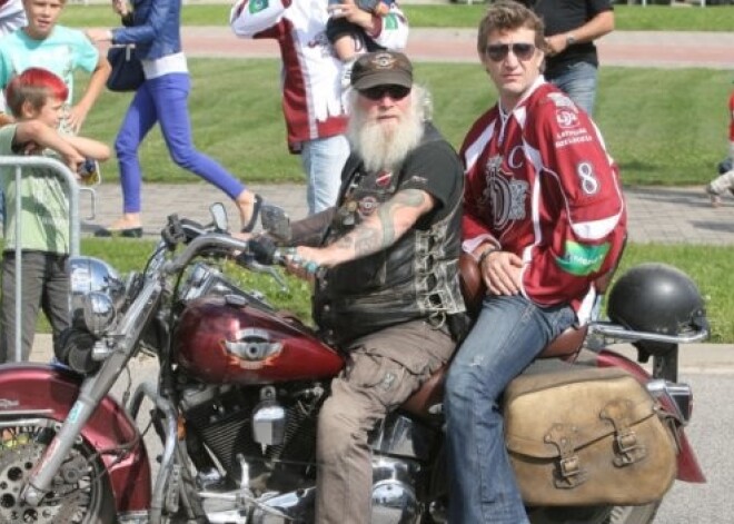 Rīgas "Dinamo" uz sezonas atklāšanas svētkiem ierodas ar motocikliem. FOTO