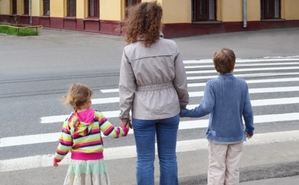 Aicina pārrunāt ar bērniem drošību uz ielas un mājās pirms mācību gada sākuma