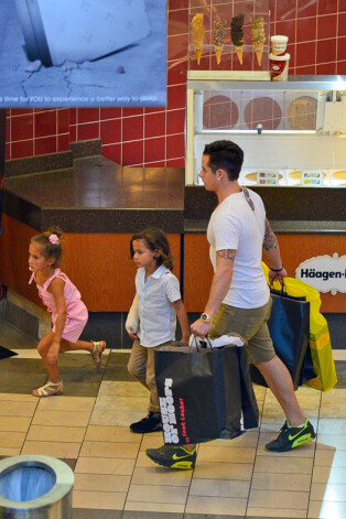 Dženiferas Lopesas draugs Kaspers Smārts lieliski saprotas ar savas mīļotās sievietes bērniem Maksu un Emmi.