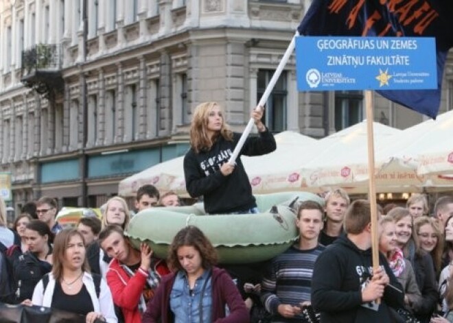 Simtiem studentu Doma laukumā pulcējas Aristoteļa svētkos. FOTO