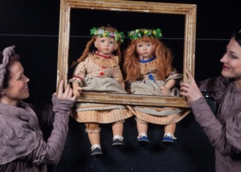 Aina no izrādes "Divas Lotiņas".