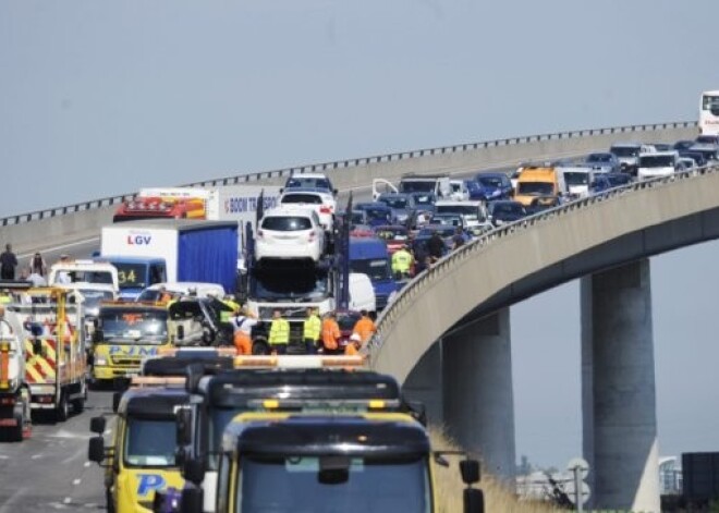 Vairāk kā 100 auto saskrienas uz pārvada Britu salās. FOTOREPORTĀŽA