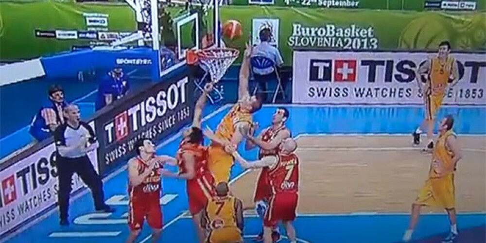 Noraidīts Maķedonijas basketbolistu protests par galotni spēlē pret Melnkalni. VIDEO