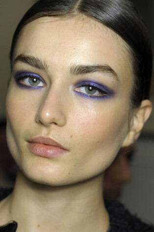 Modes nama Jason Wu 2013.gada rudens skatē modelēm izsmalcināts grims zili violetos toņos.