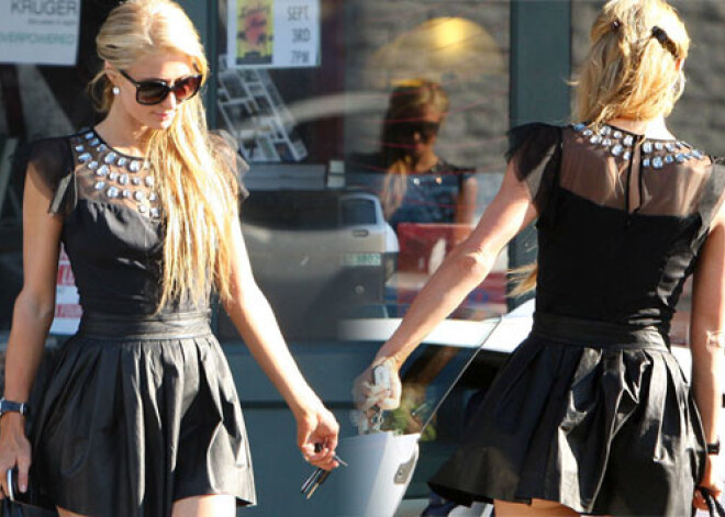 Пэрис Хилтон светит задом в очень коротком платье