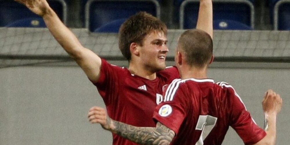 Latvijas futbola izlase smagā cīņā uzvar Lietuvu