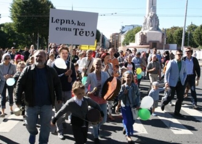 Arī Latvijas slavenības dodas Tēva dienas gājienā. FOTO